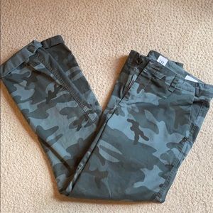Women’s Camo cropped pants - GAP outlet- sz 2 EUC.